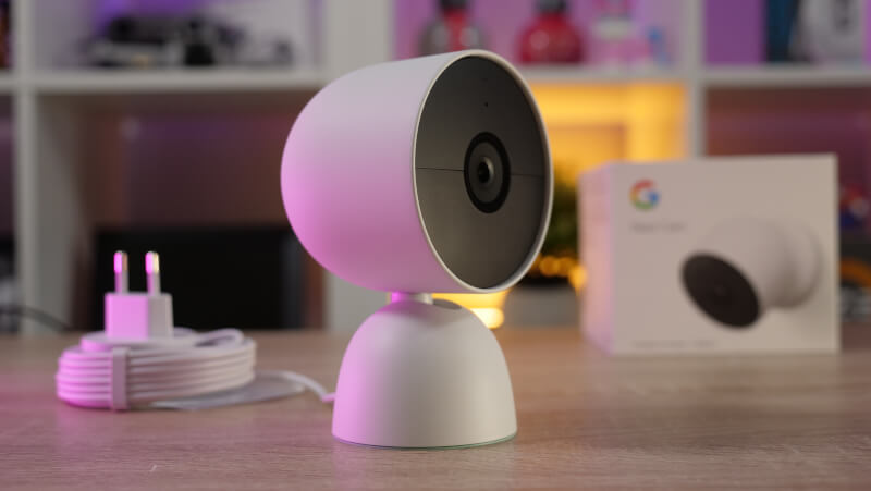 Google Nest Cam monteret på stand.JPG